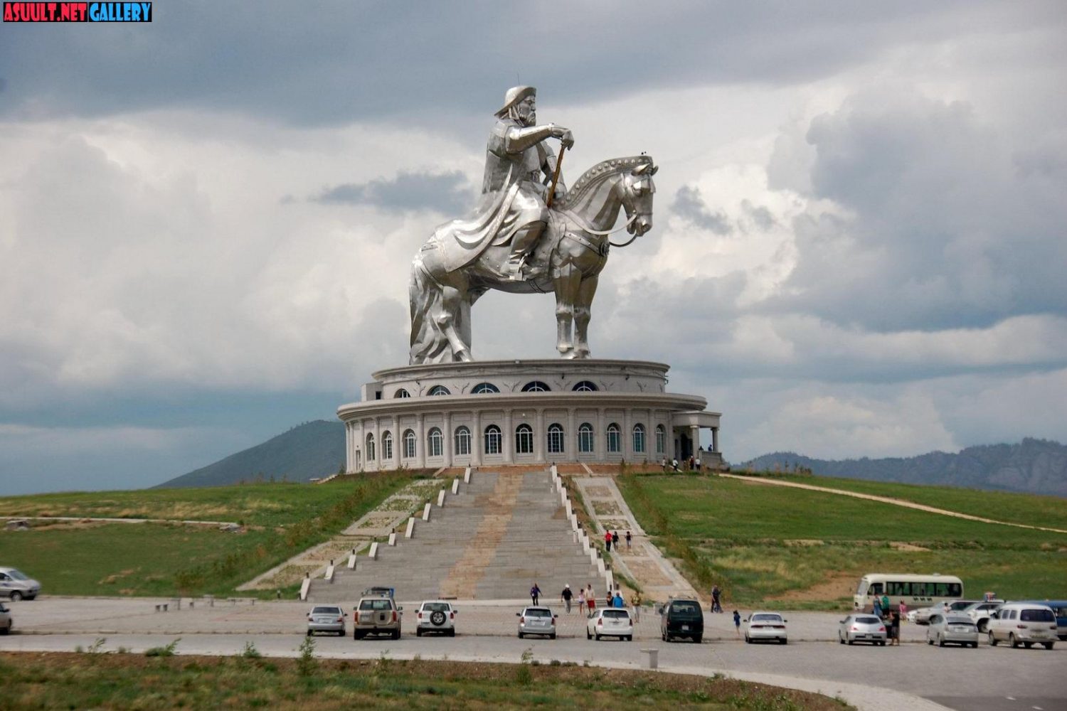 chinggis khan statue